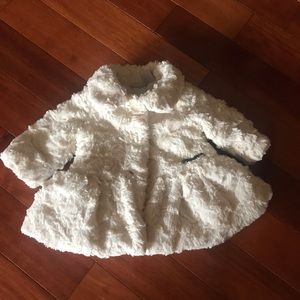 Beautiful creamy color furry infant coat 🤗